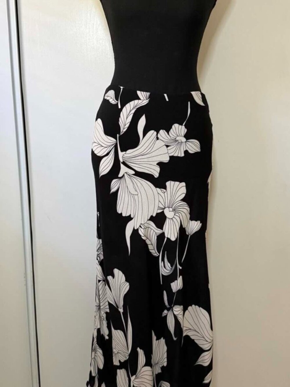 NWT H&M BLACK AND WHITE FLORAL MIDI SKIRT